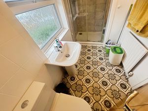 Shower room- click for photo gallery